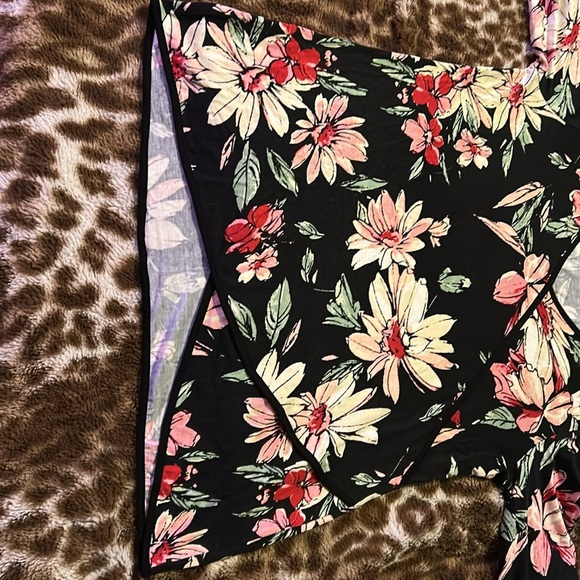 Floral Women's Top - Picture 7 of 7